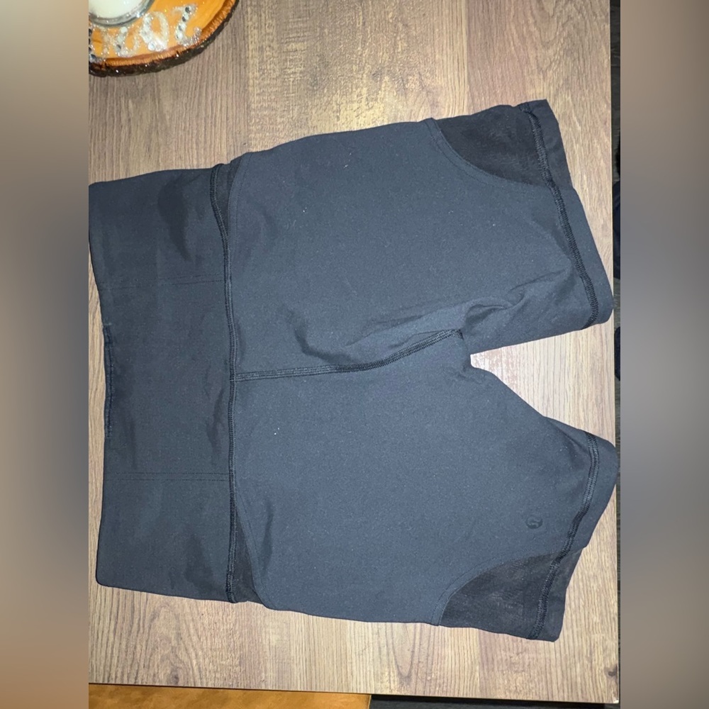 Black Lululemon Wunder Train High-Rise Short 6” Size 8 With Mesh